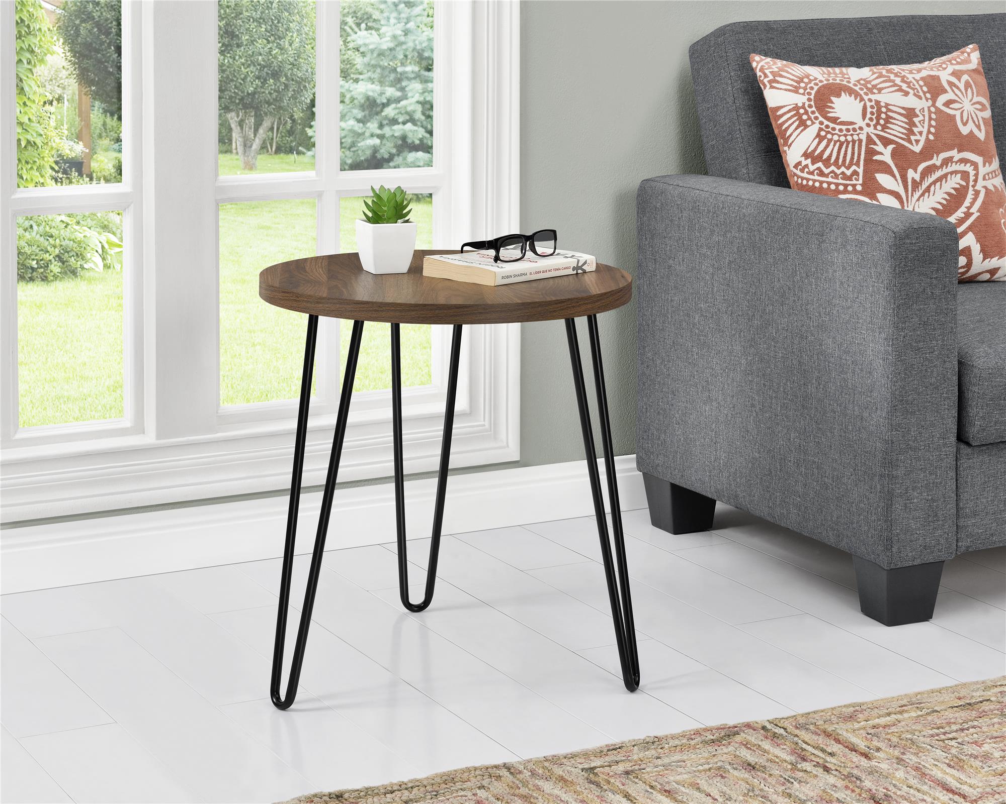 Runt sidobord – Ø50x56 – modern design, med svarta hårnålsben i metall – valnöt – Owen