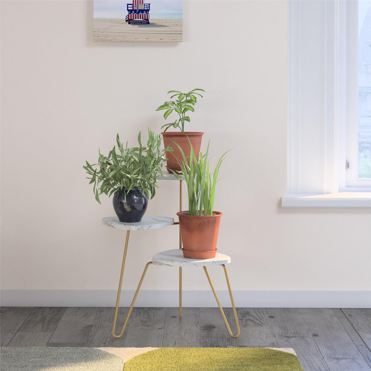 Växtställ - 55x52x64 cm - i vit marmorfinitur med 3 hyllor och guldfärgade hårnålsben - vit - Athena