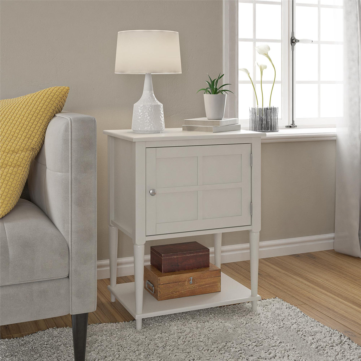 Sidobord - 56x40x72 cm - med skåpdörr och nedre hylla för förvaring - vit - Fairmont