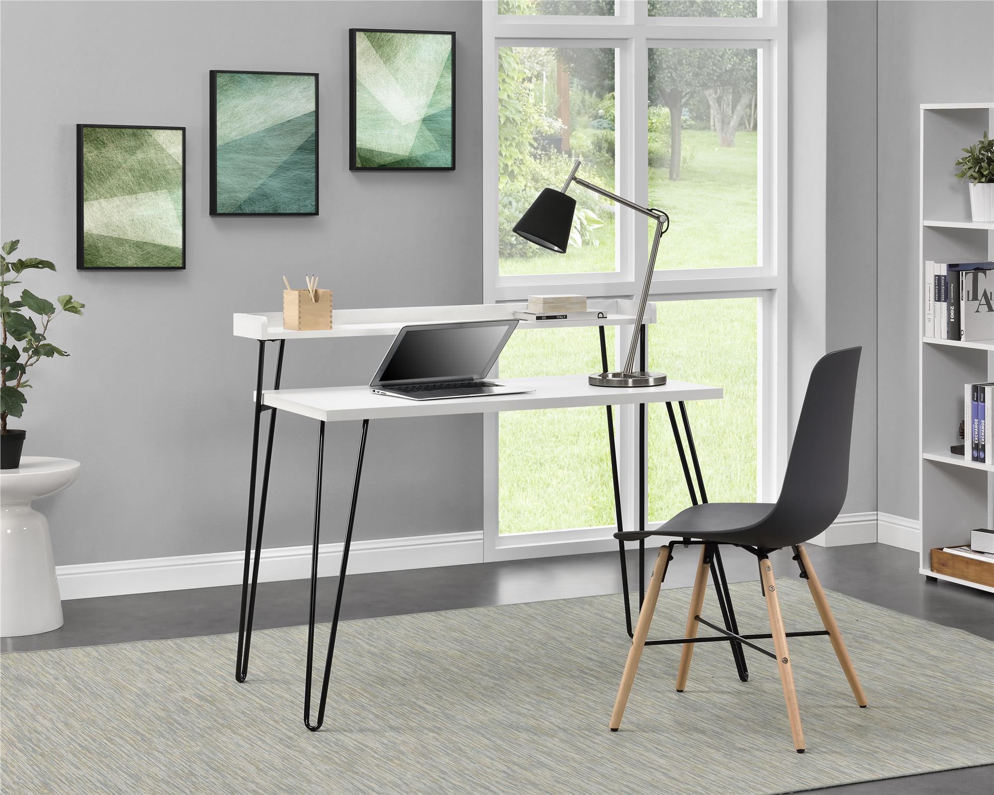 Skrivbord - 114x60x90 cm - med upphöjd hylla för förvaring. Svarta bordsben i hairpin-stil av metall - vit - Haven