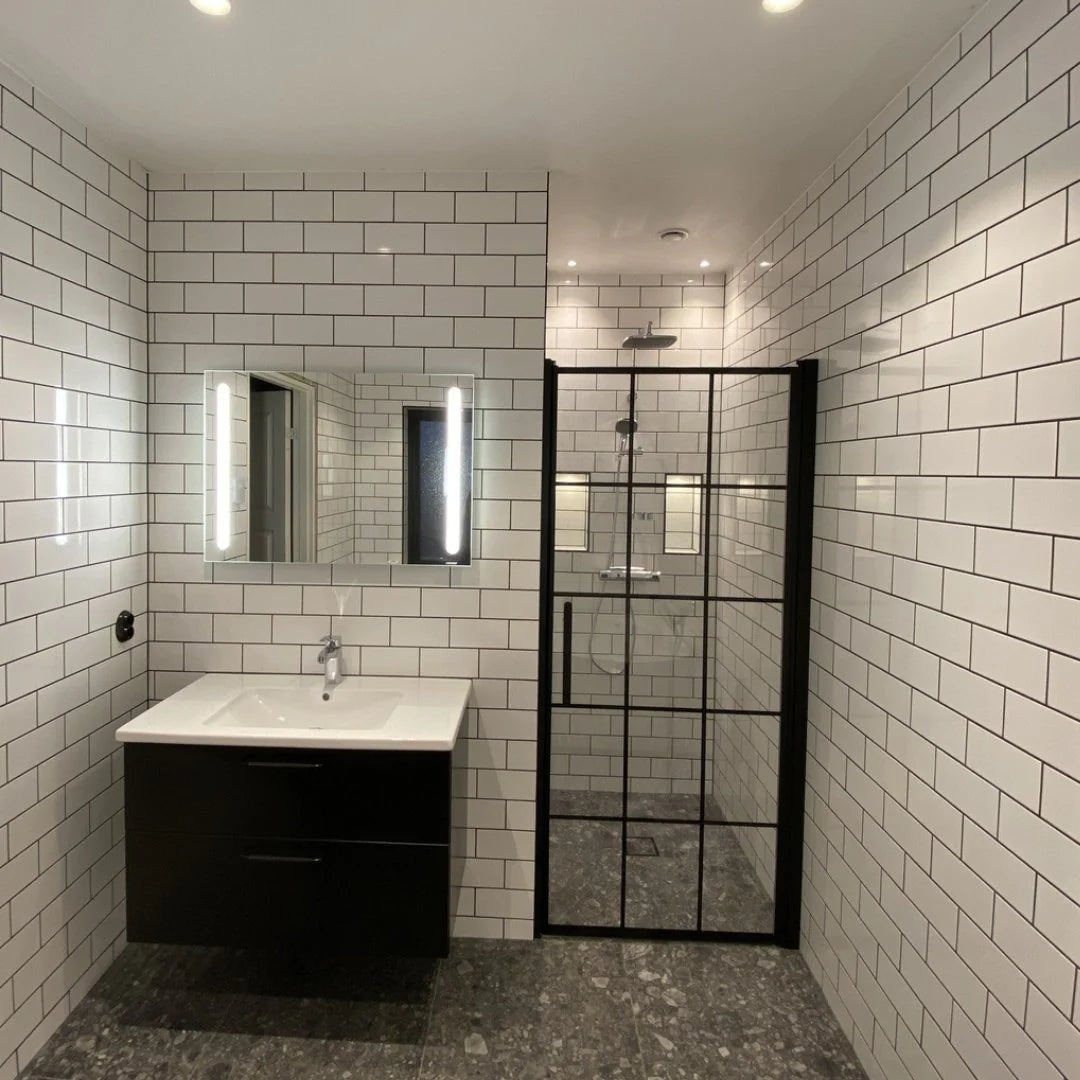 Vänern Niche Duschdörr, Klarglas med Spröjs, Svart Profil