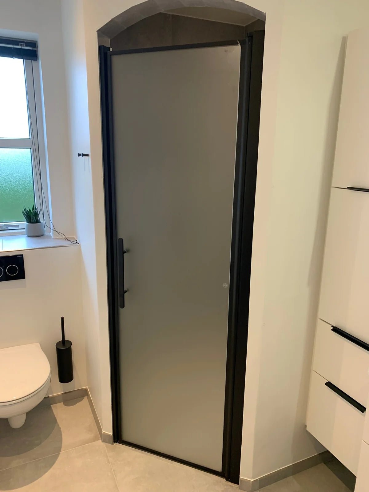 Vänern Niche Duschdörr, Frostat Glas, Svart Profil