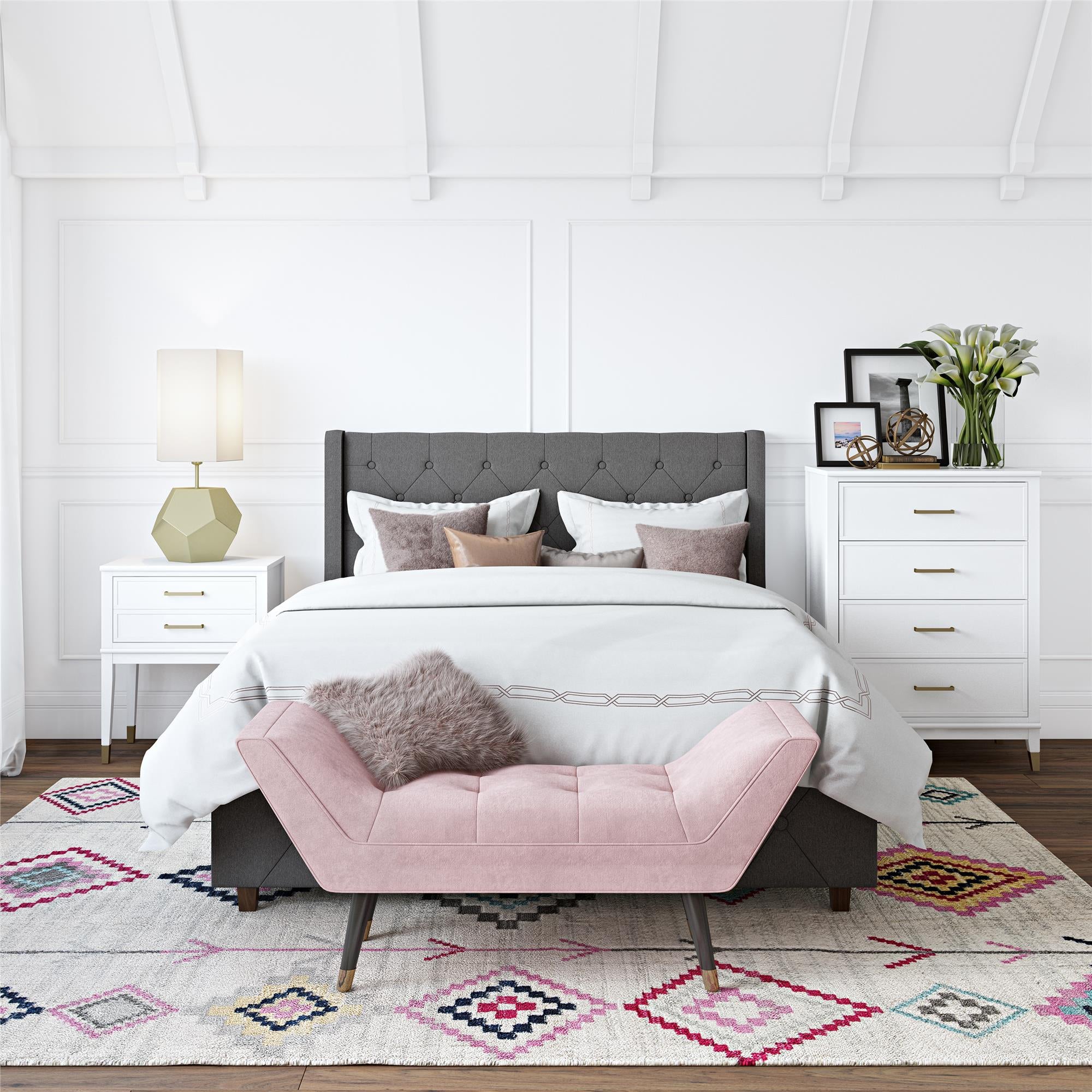 Byrå - 75x50x106 cm - med 4 lådor, handtag och ben i guldfärg - vit - Westerleigh - Byråar - Byrå - 75x50x106 cm - med 4 lådor, handtag och ben i guldfärg - vit - Westerleigh - 