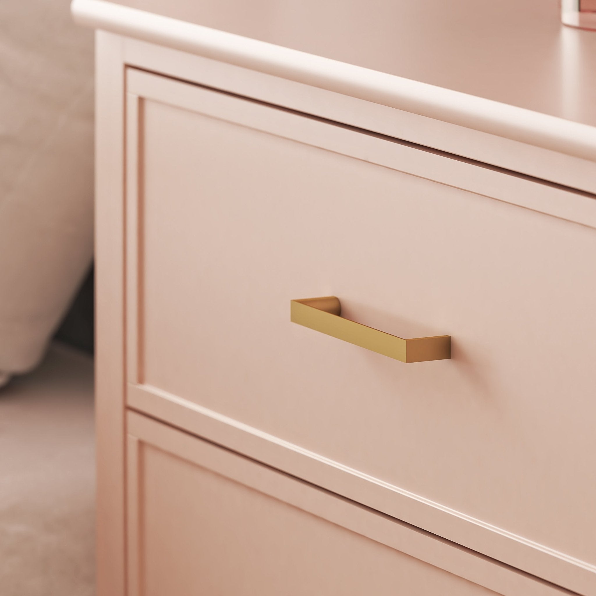 Byrå - 75x50x106 cm - med 4 lådor, handtag och ben i guldfärg - rosa - Westerleigh - Byråar - Westerleigh Chic 4 - Drawer Dresser in Pink with Gold Handles - MASTERSTORE - 8595677160123 - Dressers - 3640350COM - 8595677160123 - 